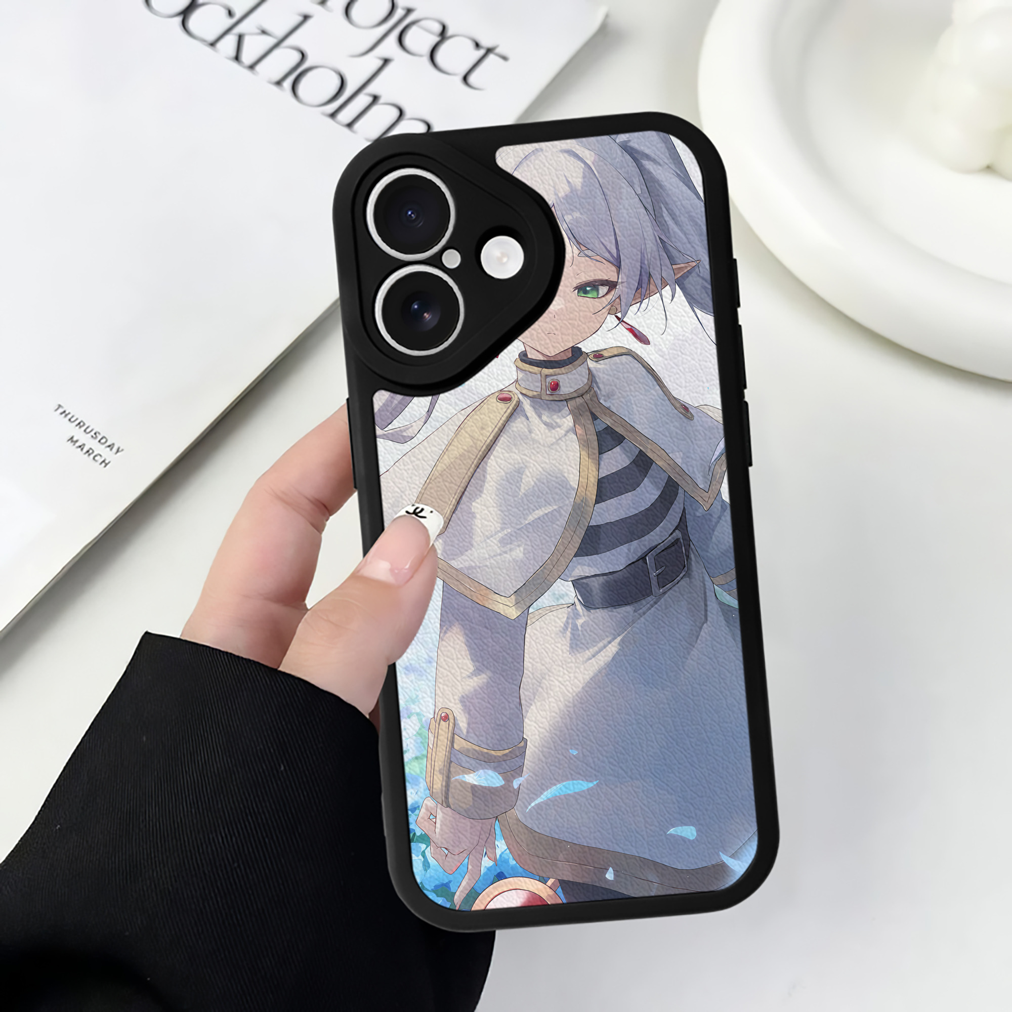 （画像用） 葬送のフリーレン Frieren 【iPhone 16シリーズ対応】シリコンスマホケース（レザー調） 材質：シリコン